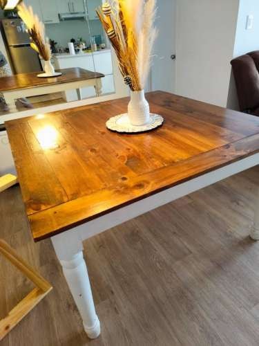 <p>Mesa de madera gruesa</p>