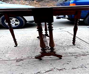 <p>Se vende mesa antigua de hermosas terminaciones</p>