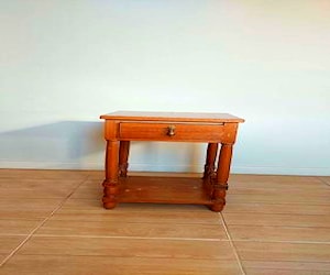 <p>Velador de madera Color Marrón Pequeño Estilo Colonial</p>