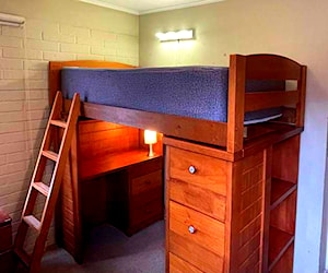 <p>Cama con escritorio de madera</p>