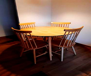 <p>SE VENDE JUEGO DE COMEDOR ELAINE + 4 SILLAS ATTIMO</p>