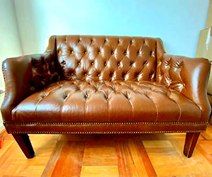 <p>Sillón capitoné usado</p>