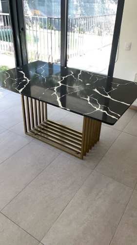 <p>Mesa mármol marquina patas color dorado en excelente estado</p>