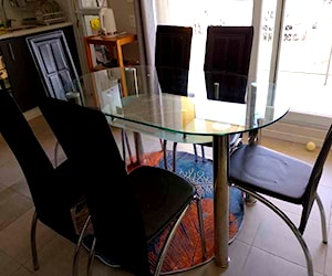 <p>Vendo comedor usado con mesa de vidrio</p>