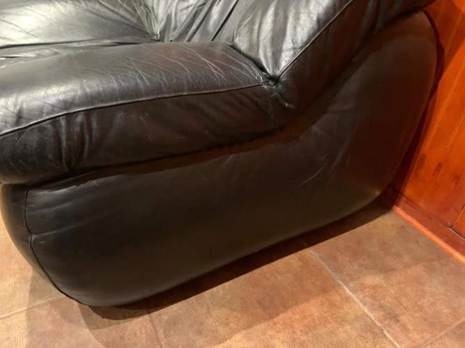 <p>Sillón de cuero negro</p>