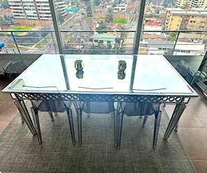 <p>Mesa de Comedor  con sillas</p>