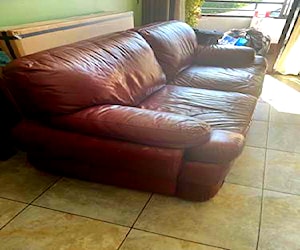 <p>Sofa de cuero tres cuerpos</p>