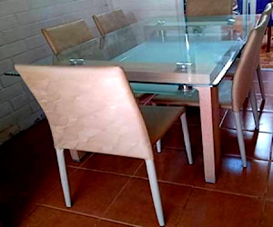 <p>Se vende comedor rectangular doble vidrio de 6 sillas</p>