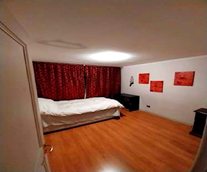 <p>Habitación amplia y tranquila con baño privado</p>