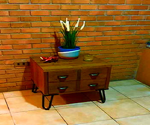 <p>Vendo mesa lateral madera</p>