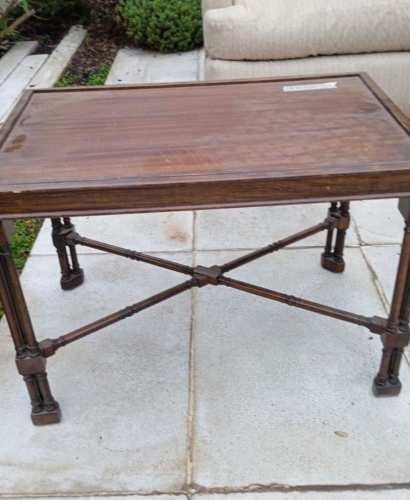 <p>Mesa Inglesa lateral antigua madera encina Buen estado</p>