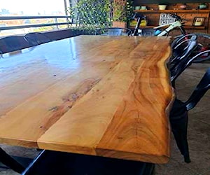 <p>Mesa de madera sólida de Área Design 12 personas Sellada para exterior Patas de fierro tipo corchete</p>