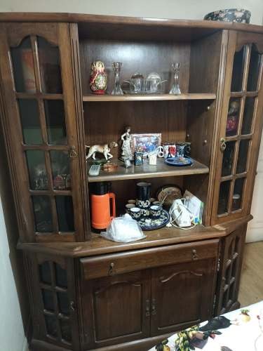 <p>VENDIDO Mueble Vitrina de Madera Encina</p>