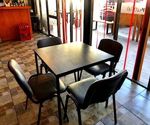 <p>10 mesas y 30 sillas italianas para restaurante, cafetería</p>