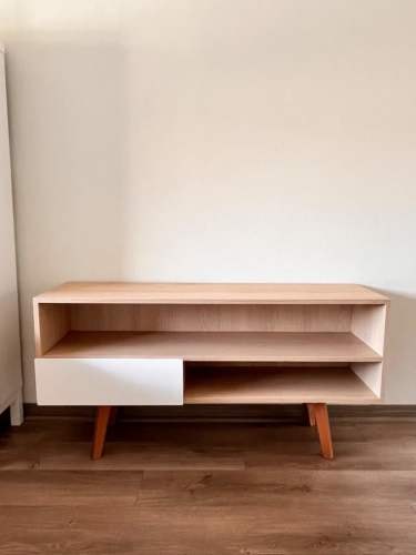 <p>Hola a todos estoy vendiendo mueble buffet color carvallo con patas de madera coigüe marca Nodo Muebles</p>