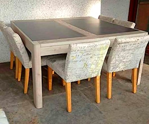 <p>Juego comedor de madera 6 personas  Mesa rectangular +  6 sillas de madera y tapiz</p>