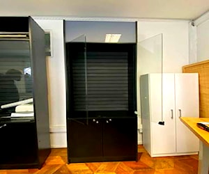 <p>Mueble, Vitrina, Fondo Ranurado, 2.5mts alto, 80cm ancho, 40cm profundidad DEMASIADO BARATO</p>