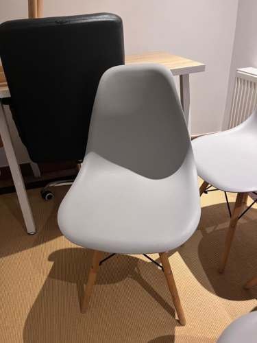 <p>Cuatro sillas Eames</p>