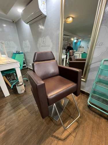 <p>SILLON PELUQUERIA Y MAQUILLAJE LEOMUEBLES</p>