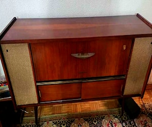 <p>Mueble de radio antigua</p>