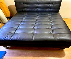 <p>Chaise long negro, precioso</p>