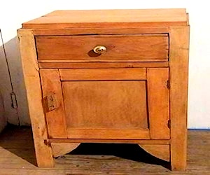 <p>ANTIGUO VELADOR DE MADERA</p>