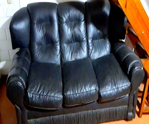 <p>Se vende sofa cuerina negro 3 cuerpos</p>