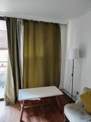 <p>mesa de centro vintage+ cortinas</p>