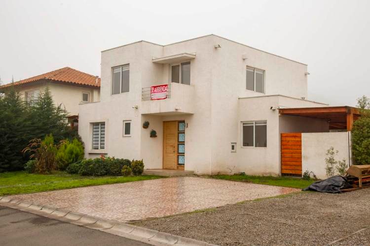 ARRIENDO CASA 4HAB 3BA AYRES DE CHICUREO