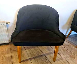 <p>4 sillas de comedor tercipelo negro, patas metálicas doradas</p>