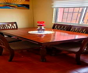 <p>Comedor 6 sillas, marca decocasa, estilo antiguo</p>