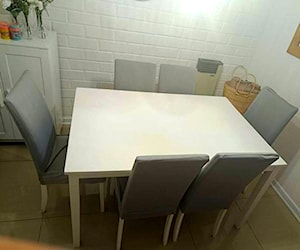 <p>Comedor 6 sillas de madera en buen estado</p>