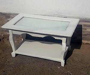 <p>Mesa de centro tallada estilo vintage</p>