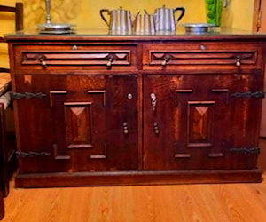 <p>Mueble arrimo/ buffet de madera  encina Dos cajones y puertas con repisa</p>