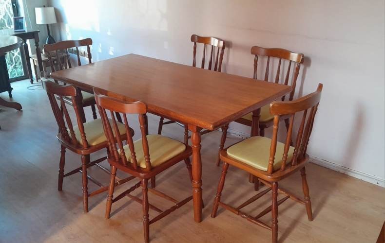 <p>Comedor recién restaurado 6 sillas, muy sólido en madera importada, veta similar a alerce</p>