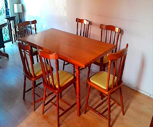 <p>Comedor recién restaurado 6 sillas, muy sólido en madera importada, veta similar a alerce</p>