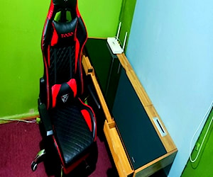 <p>escritorio y silla gamer</p>