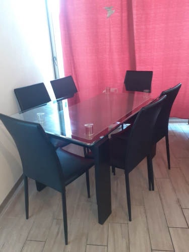 <p>Vendo mesa de comedor de vidrio</p>