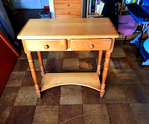 <p>Mesa de arrimo, recibidor de madera Muebles Sur, dos plataformas y dos cajones.</p>