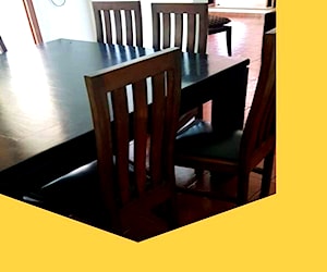 <p>Comedor de mesa cuadrada con 8 sillas cuero</p>