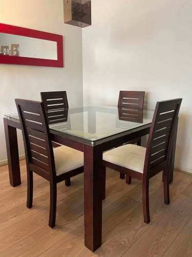 <p>Mesa comedor cuadrada con 6 sillas</p>