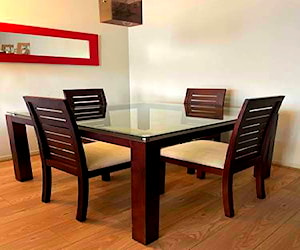 <p>Mesa comedor cuadrada con 6 sillas</p>