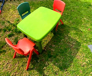 <p>Mesa + 3 sillas para niños</p>