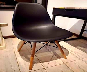 <p>Silla Eames negra</p>