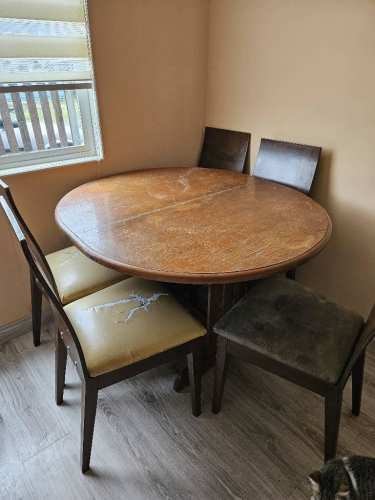 <p>Vendo comedor de madera expansible</p>