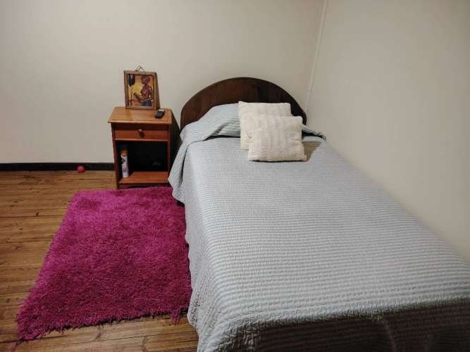 <p>Se arrienda habitación con cama y TV.</p> image