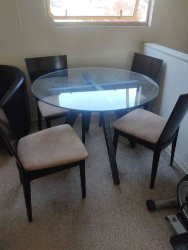 <p>Vendo comedor 4 sillas</p>