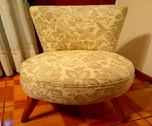 <p>Sillón de madera con respaldo y asiento tapizados.</p>