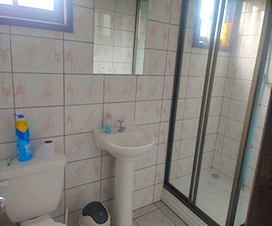 <p>Arriendo Pieza en cabaña compartida para mujeres</p>