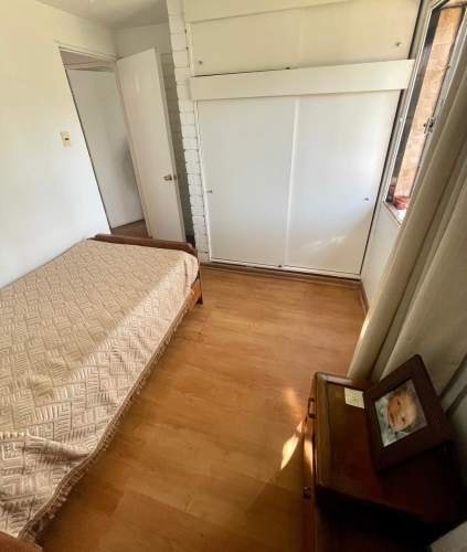 <p>Pieza amoblada con cama de una plaza con baño compartido en Las Condes.</p> image